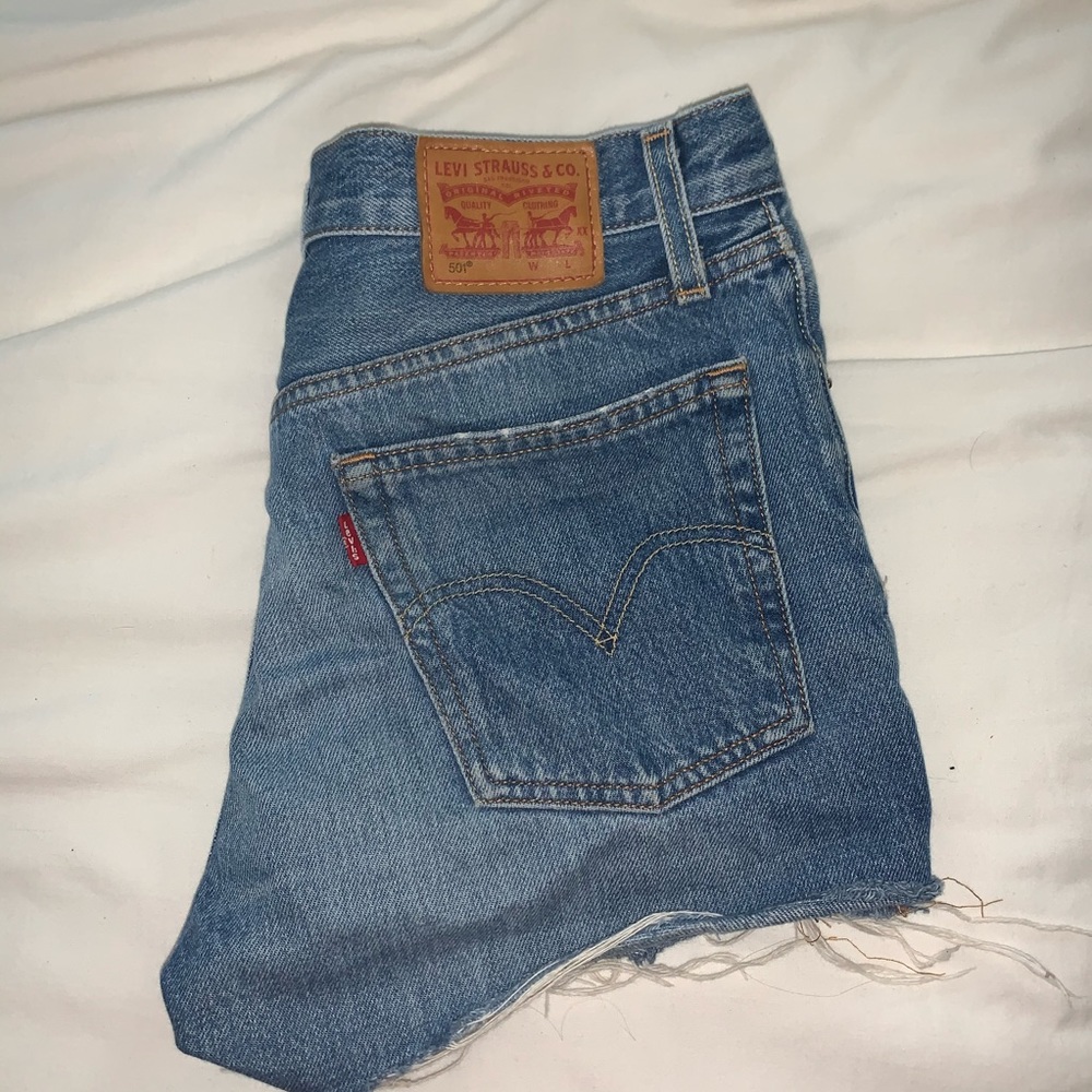 SIZE 26 LEVIS SHORTS